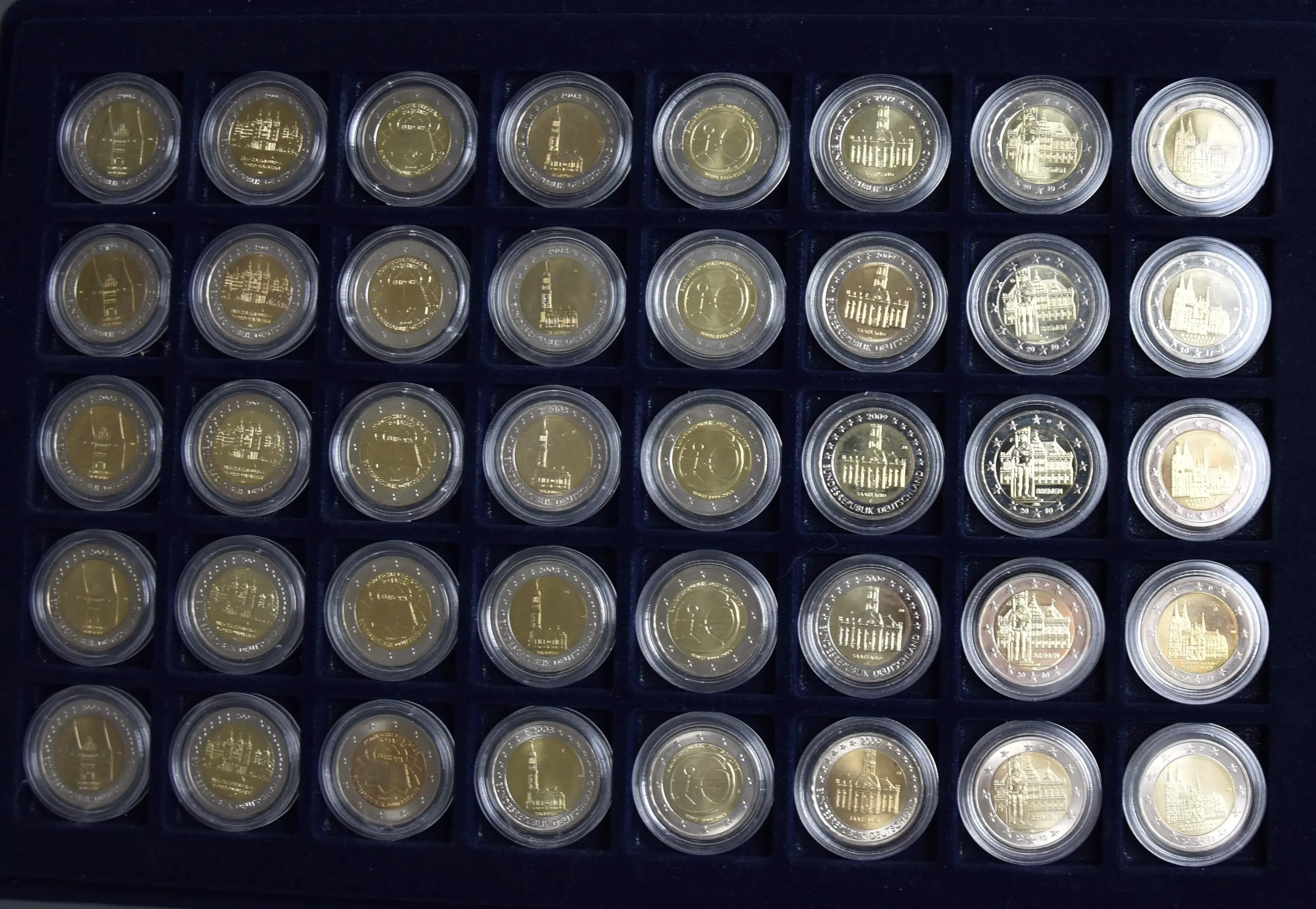135 x 2 Euro von 2006 bis 2022 - komplett alle 5 Prägestätten inkl. Leuchtturm Koffer