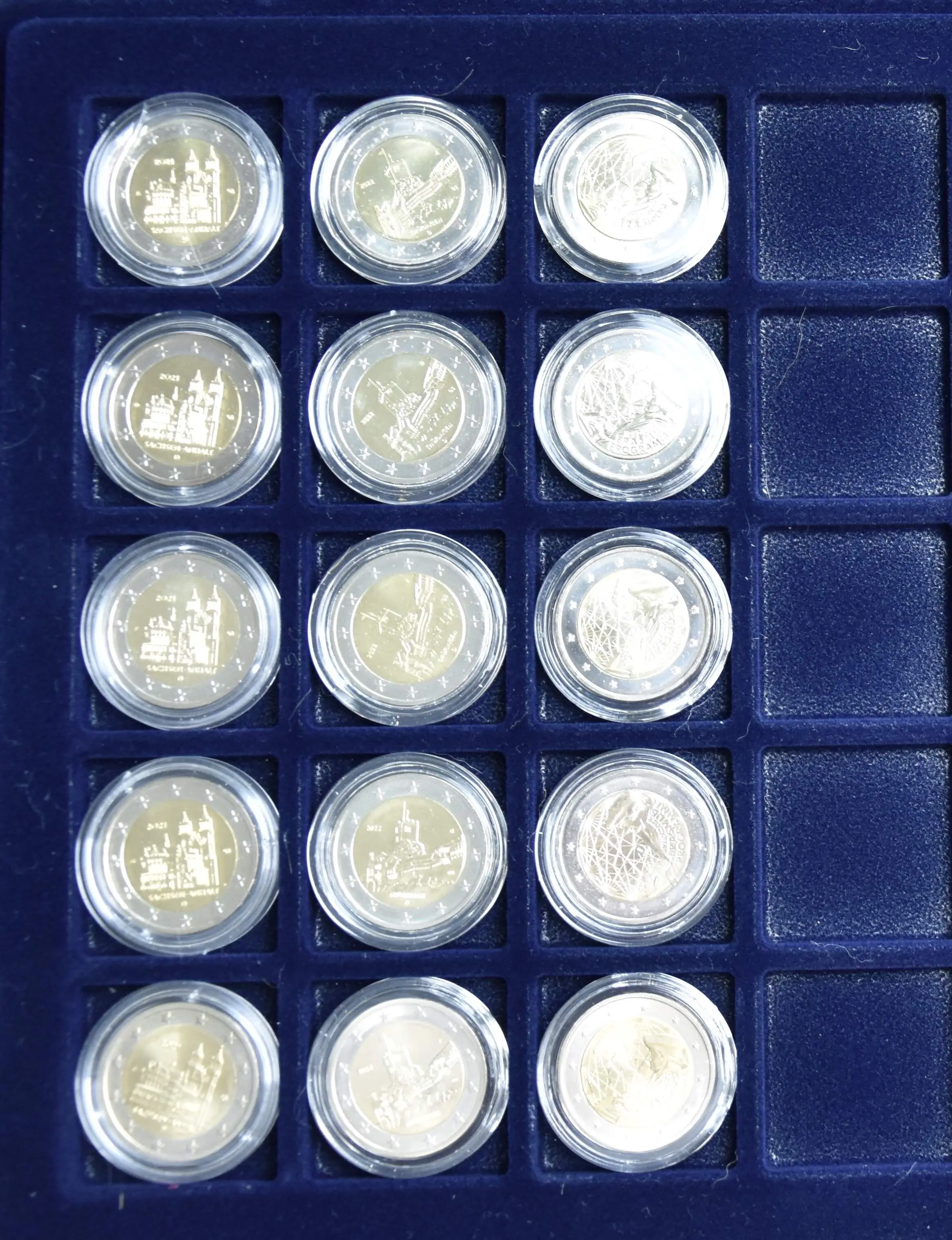 135 x 2 Euro von 2006 bis 2022 - komplett alle 5 Prägestätten inkl. Leuchtturm Koffer