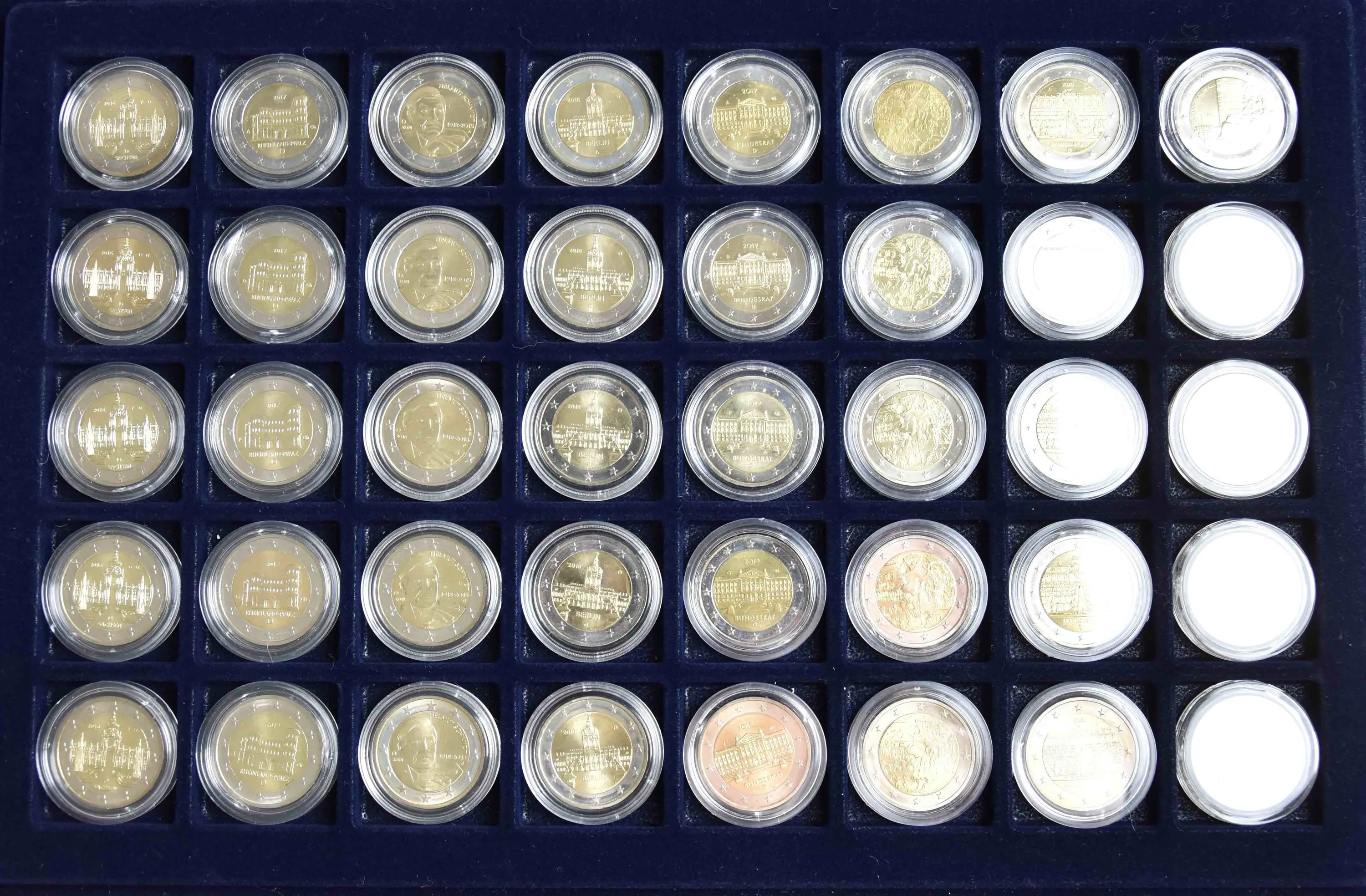 135 x 2 Euro von 2006 bis 2022 - komplett alle 5 Prägestätten inkl. Leuchtturm Koffer